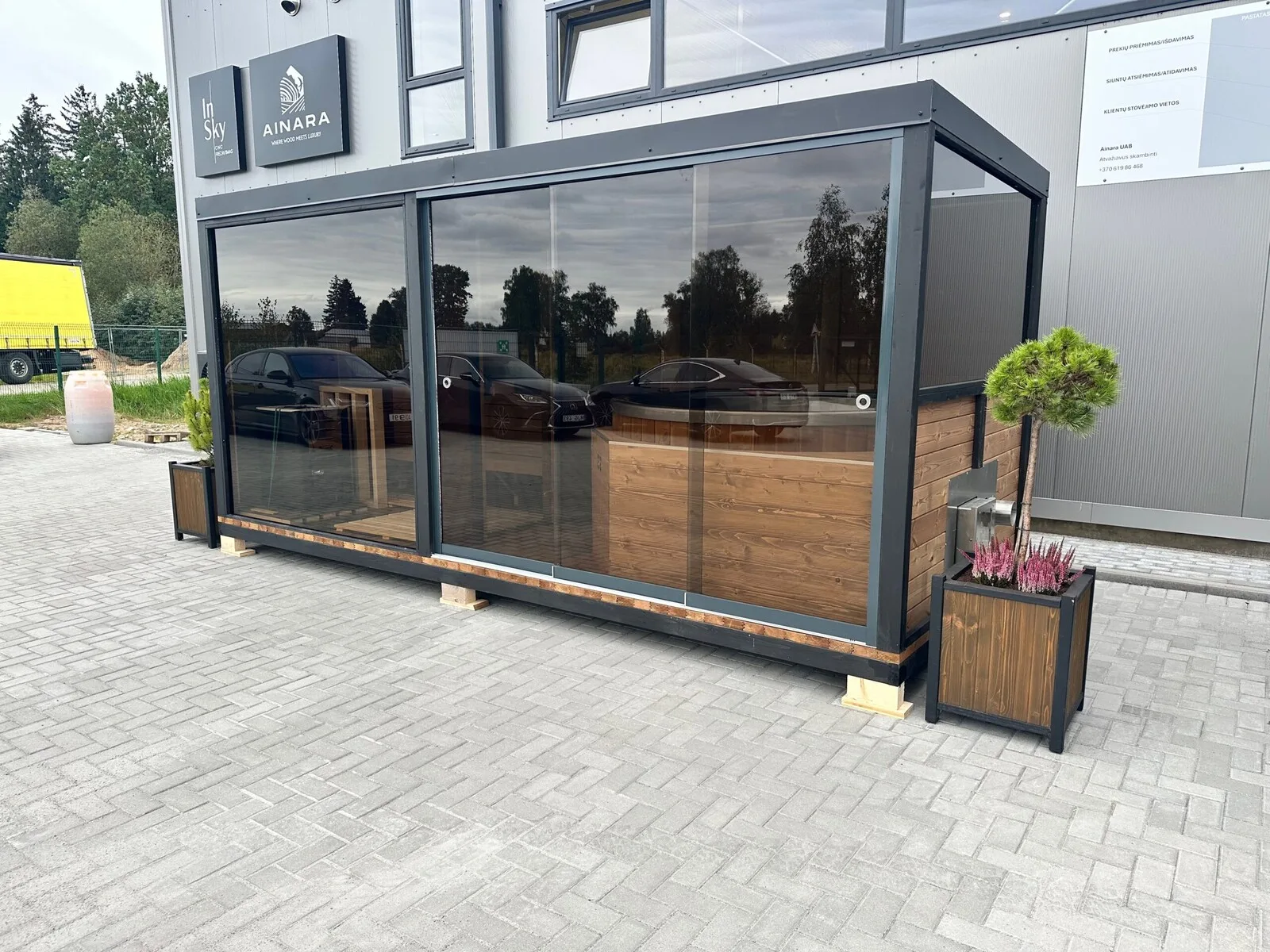 Niestandardowa sauna Ainara z przesuwnymi przeszkleniami