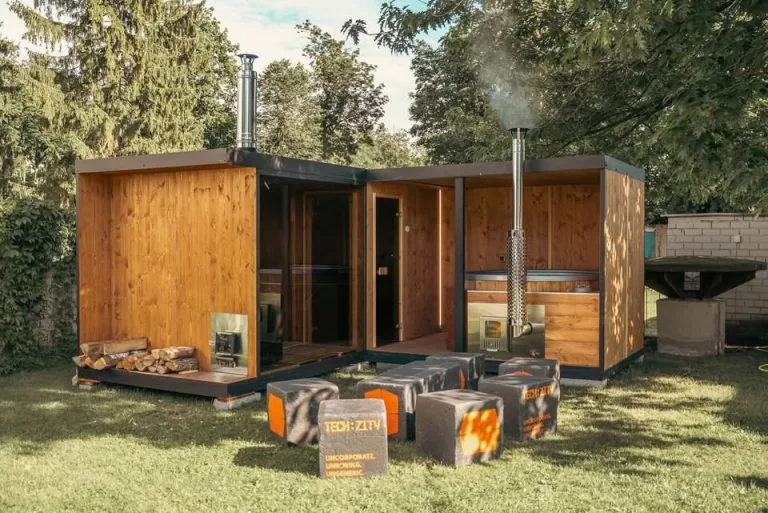 Nowoczesna sauna ogrodowa z balią i miejscem do wypoczynku postawiona na zgłoszenie bez pozwolenia na budowę
