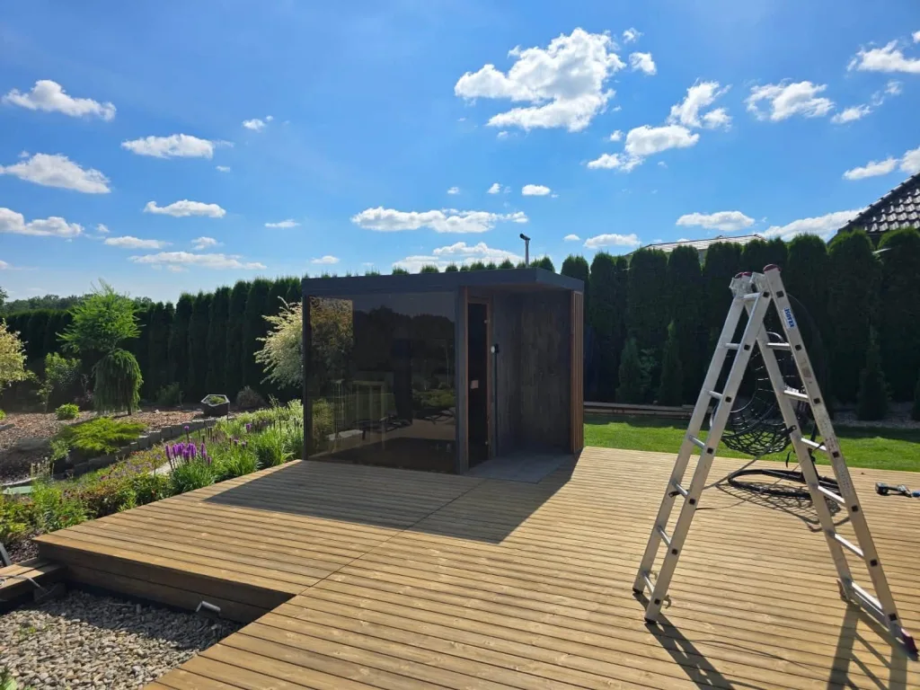Sauna ogrodowa na tarasie z widokiem na ogród