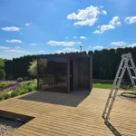 Sauna ogrodowa na tarasie z widokiem na ogród